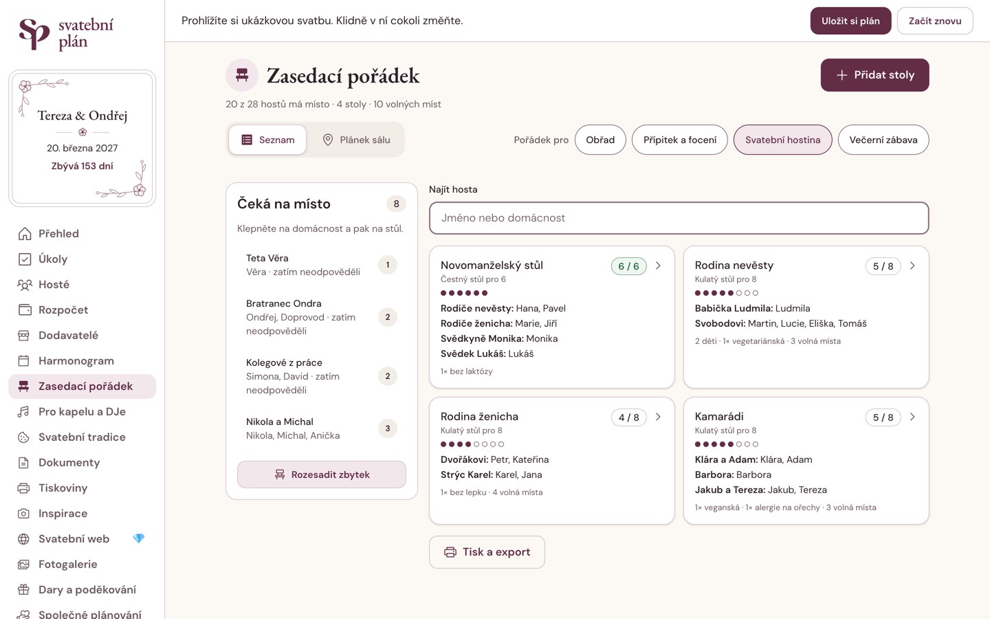 Seating plan in Svatební plán with households waiting for a table and filled tables.